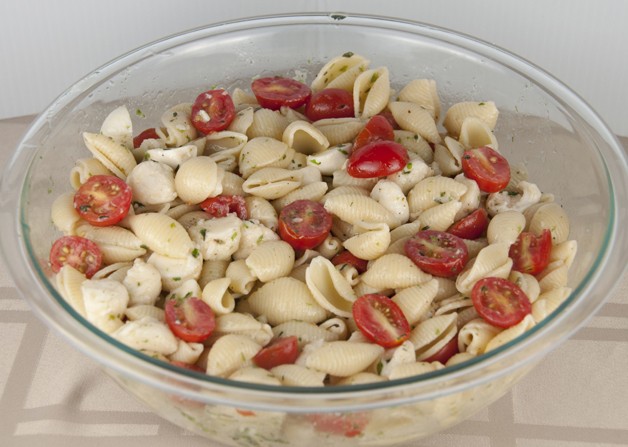 Caprese Pasta Salad Recipe that is great for any BBQ or party where you need to feed a crowd. Easy!