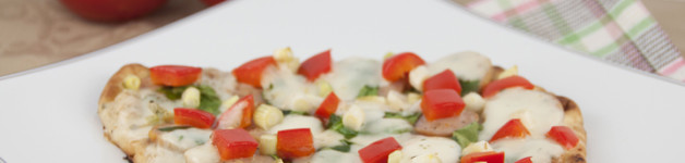 Naan Flatbread Pizza Recipe with fresh mozzarella, red pepper, and chicken sausage.