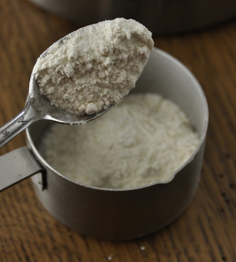 How to accurately measure flour when baking www.wishesndishes.com