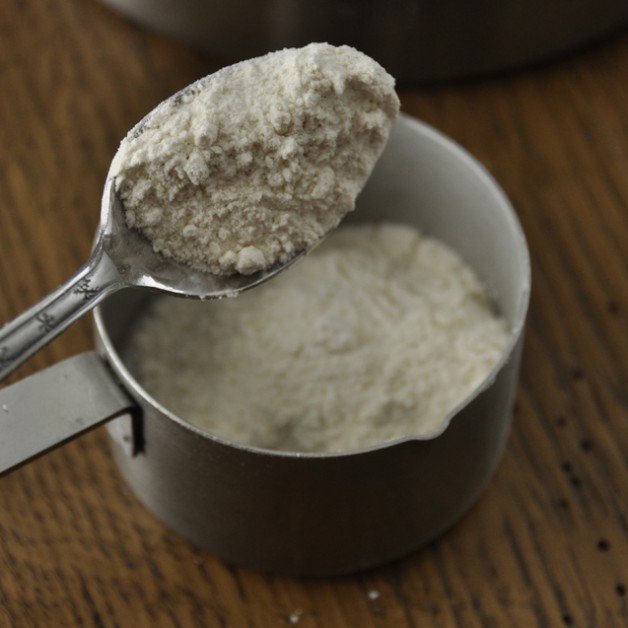 How to accurately measure flour when baking www.wishesndishes.com