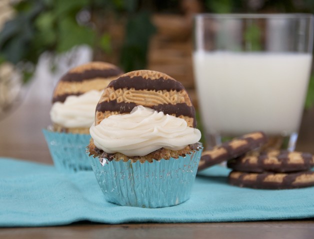 Keebler Fudge Stripe Cookie Cupcake Recipe www.wishesndishes.com