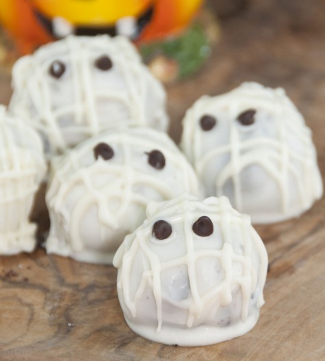 Easy Halloween Mummy Oreo balls that require only three ingredients with mini chocolate chips for the eyes! These are so simple that kids can help make these for dessert.