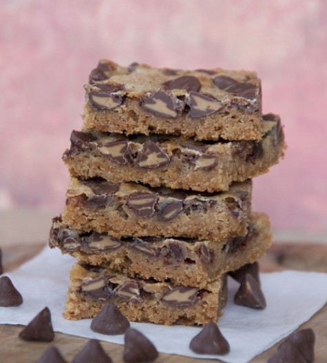 These chocolate peanut butter bars are a classic blend of peanut butter and chocolate. Easy to make with only 5 ingredients and perfect for your holiday baking!