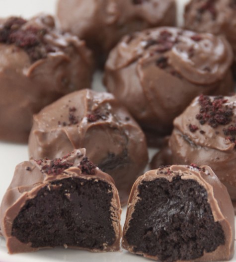 These Oreo truffles are a great dessert with only a few easy ingredients: holiday Oreos, cream cheese, chocolate chips.