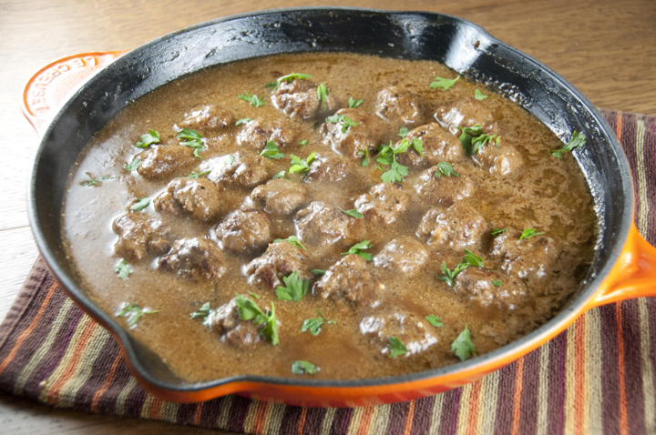 What is a recipe for meatballs in beef gravy?