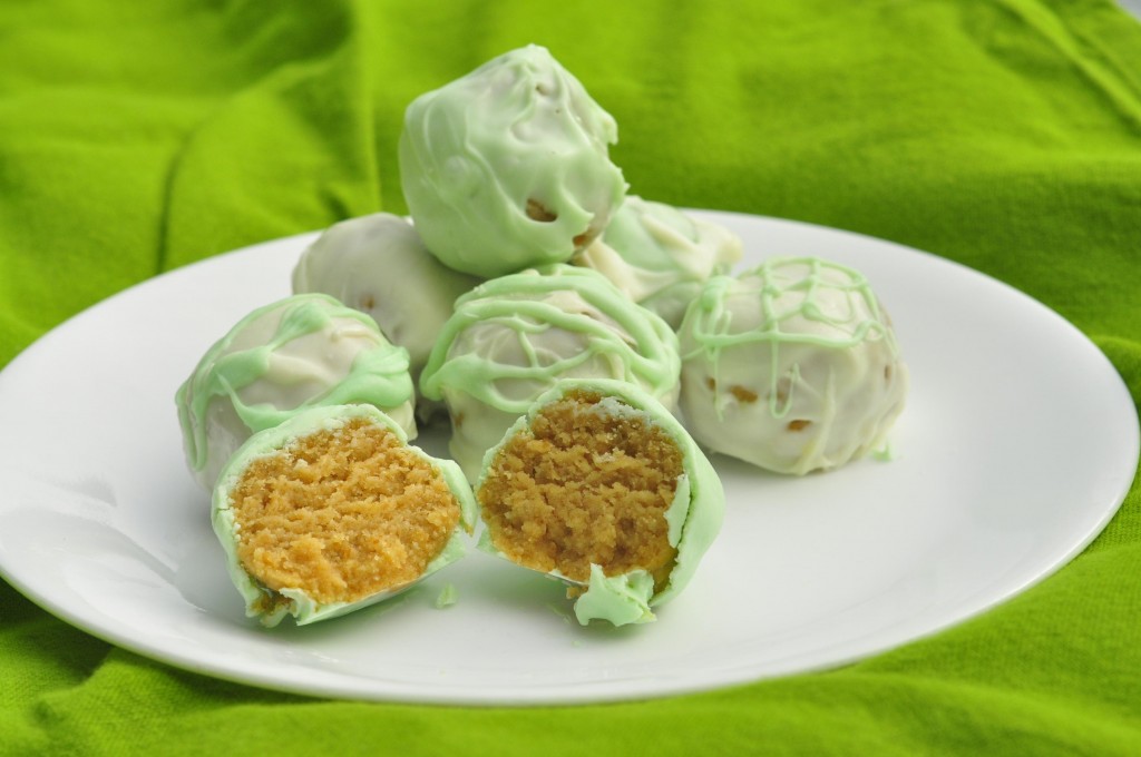 White Chocolate Key Lime Golden Oreo Truffles Recipe. Key Lime Pie in a cookie ball form! www.wishesndishes.com