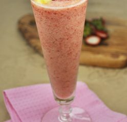 Strawberry Pineapple Smoothie Recipe (Dairy Free)