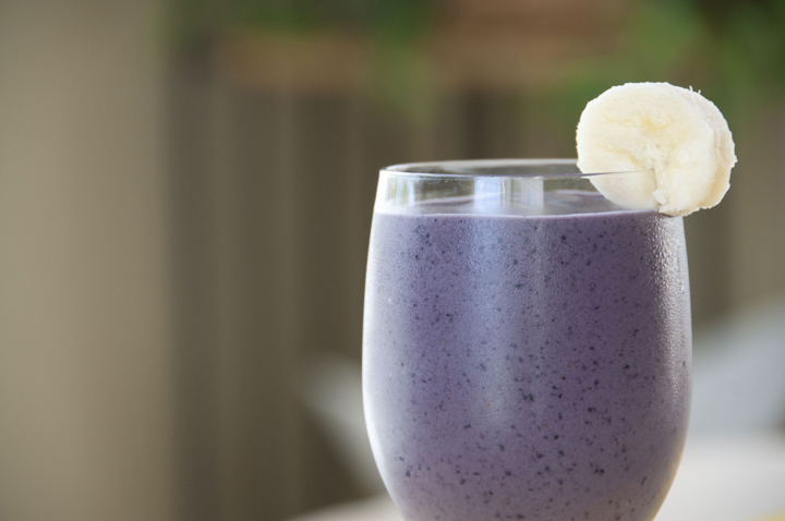 Blueberry Banana Almond Smoothie | Wishes and Dishes