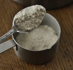 How to accurately measure flour when baking www.wishesndishes.com