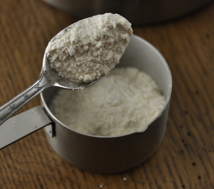 How to accurately measure flour when baking  www.wishesndishes.com