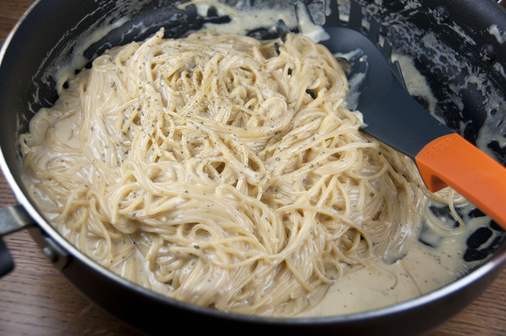 Homemade Pasta Roni recipe or creamy garlic noodles.  Perfect main course or side dish.