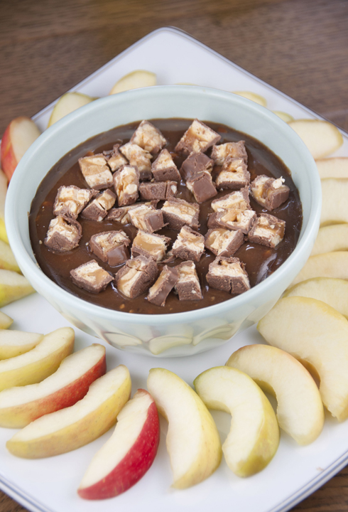Use up those leftover fun-sized Halloween candy Bars and turn them into Snickers Caramel Apple Dip! An easy fall treat!