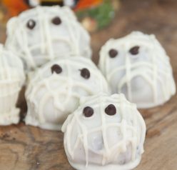 Easy Halloween Mummy Oreo balls that require only three ingredients with mini chocolate chips for the eyes! These are so simple that kids can help make these for dessert.