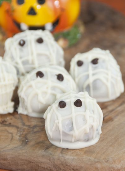 Easy Halloween Mummy Oreo balls that require only three ingredients with mini chocolate chips for the eyes! These are so simple that kids can help make these for dessert.