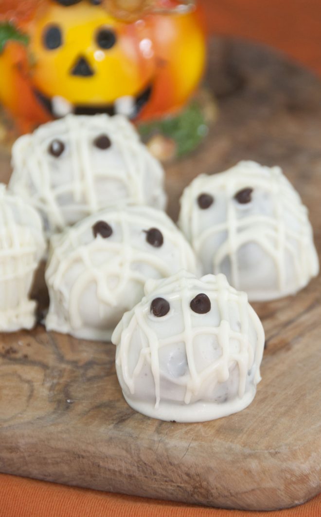 Halloween Mummy Oreo Truffles | Wishes and Dishes