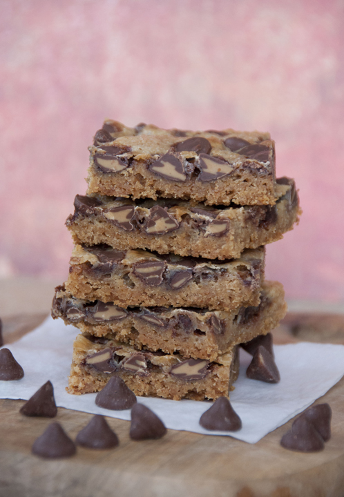 These chocolate peanut butter bars are a classic blend of peanut butter and chocolate. Easy to make with only 5 ingredients and perfect for your holiday baking!