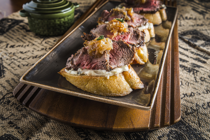 Holiday Steak Bruschetta | Wishes and Dishes