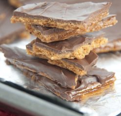 This recipe for graham cracker toffee is super easy to make and delicious. This will become a new holiday dessert tradition in my house!