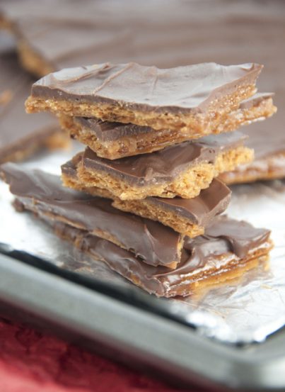 This recipe for graham cracker toffee is super easy to make and delicious. This will become a new holiday dessert tradition in my house!