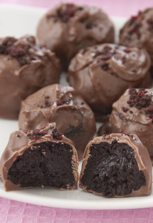 These Oreo truffles are a great dessert with only a few easy ingredients: holiday Oreos, cream cheese, chocolate chips.
