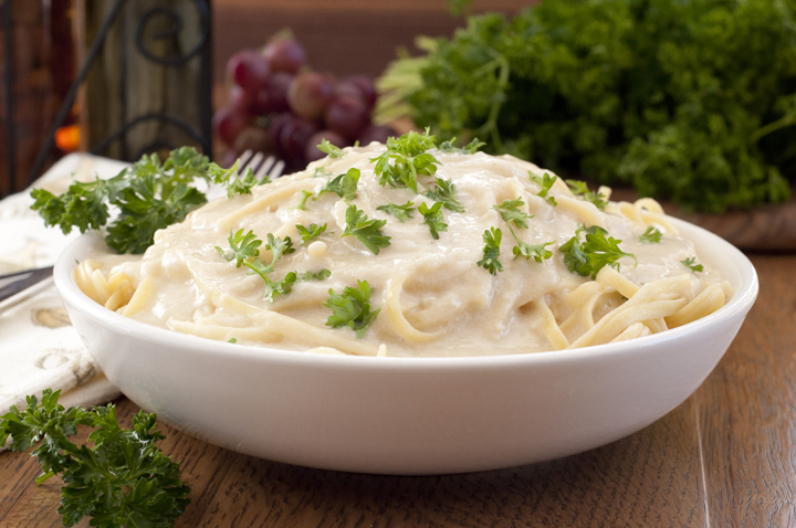 Tykk og kremet gresk Yoghurt Fettuccine Alfredo er super velsmakende, men uten alt Tilsatt Fett. Den er laget med gresk Yoghurt!