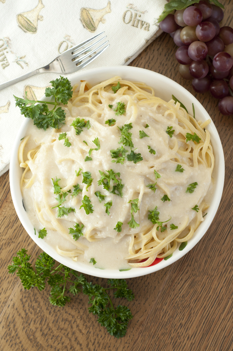 cremet Alfredo sauce opskrift lavet sundt med græsk yoghurt i stedet for tung fløde.