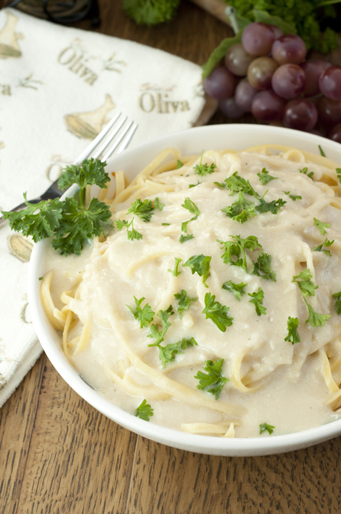 kermainen italialainen Pasta Alfredo-kastikeresepti, joka on tehty terveelliseksi kreikkalaisella jogurtilla raskaan kerman sijaan.