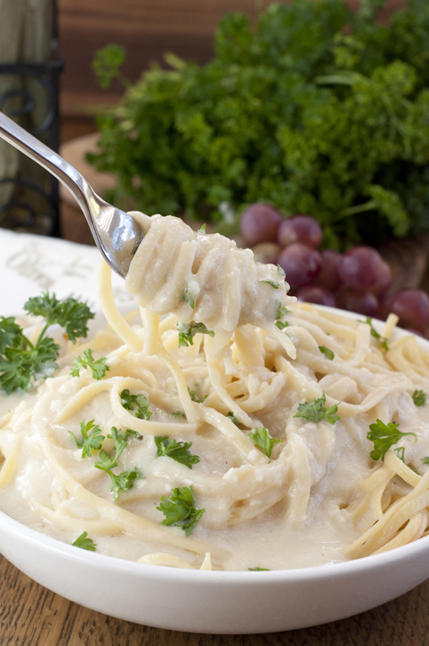 rik, krämig grekisk yoghurt Alfredo sås gjord är din favorit italiensk pastasås med fantastisk smak men utan all skuld!