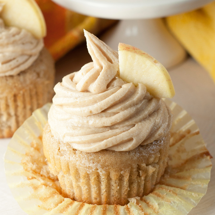 Apple Cider Cupcakes recipe with Brown Sugar Cinnamon Buttercream Frosting for a great Thanksgiving day fall dessert!