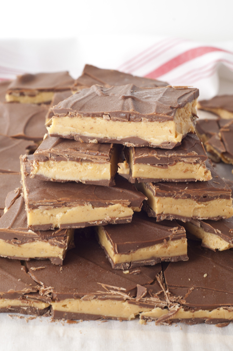 No-Bake Peanut Butter Buckeye Bark recipe is made with just 5 ingredients and is the perfect dessert for peanut butter and chocolate lovers! Your Valentine will love this.