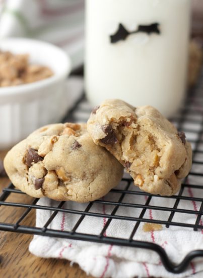 Easy, Thick, Chewy Chocolate Chip Peanut Butter Cookies recipe with crunchy honey roasted peanuts that you will fall in love with. These are crispy around the edges and soft and gooey on the inside.