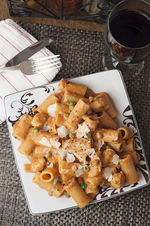 Spicy Chicken Rigatoni recipe, or Chicken Riggies, is the copy-cat pasta dish from Buca di Beppo. Creamy Alfredo and marinara sauce combine with chicken and peas to make the perfect, easy Italian meal with the perfect amount of heat!