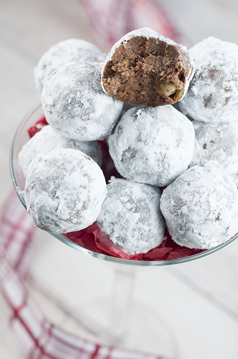 Easy Christmas Rum Balls | Wishes and Dishes