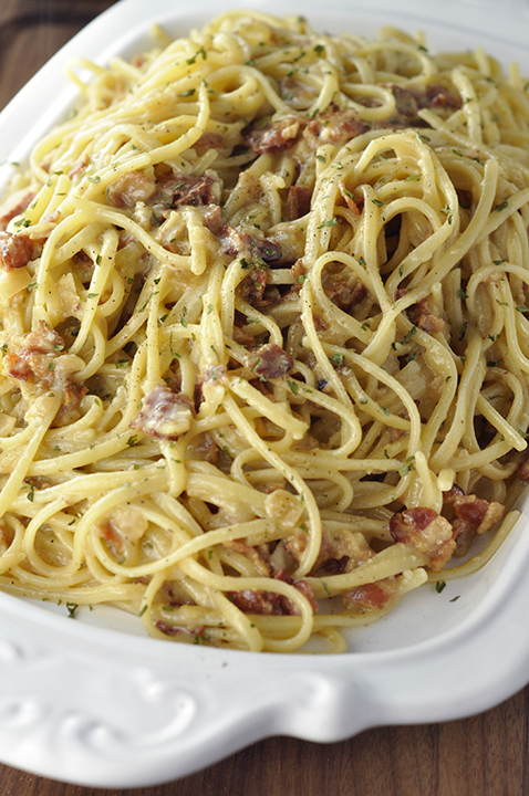 Ricetta autentica di pasta alla carbonara italiana esattamente come la fanno a Roma! Le uova danno la consistenza setosa e cremosa per cui questo piatto di pasta è conosciuto senza tutta la panna pesante.