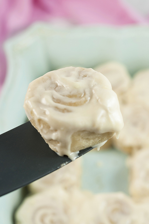 Copycat Homemade One Hour Cinnabon Cinnamon Rolls smothered in cream cheese frosting are the perfect recipe for an easy Easter morning brunch, Christmas morning breakfast, or any weekend you make an extra special and easy breakfast for the family. They taste just like Cinnabon bakery in the mall!