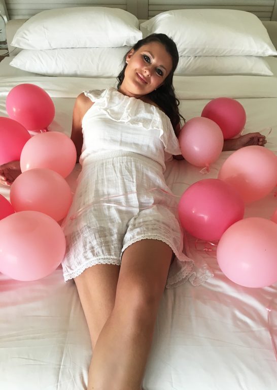 How we Found out the sex of our baby! Official Baby Gender Reveal surprise: pink balloons on the bed at the Andaz Maui.