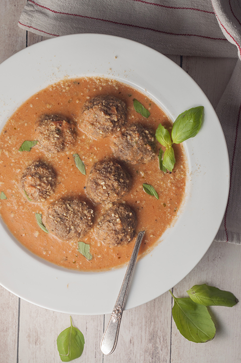 Tomato Basil Bisque with Italian Meatballs is a smooth, rich bisque or soup recipe for a comforting fall dinner idea!