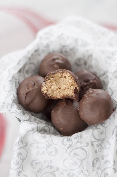 Easy No-Bake Peanut Butter Rice Krispie Balls recipe: chocolate-covered peanut butter balls get a crispy upgrade for the best Christmas dessert! They are the perfect bite-size treat for any holiday!