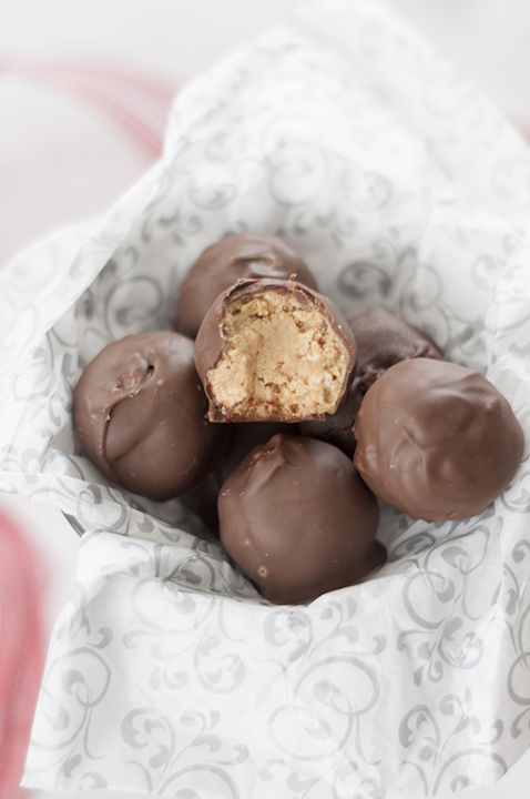 No-Bake Peanut Butter Rice Krispie Balls recipe: chocolate-covered peanut butter balls get a crispy upgrade for the best Christmas dessert! They are the perfect bite-size treat for the holidays!