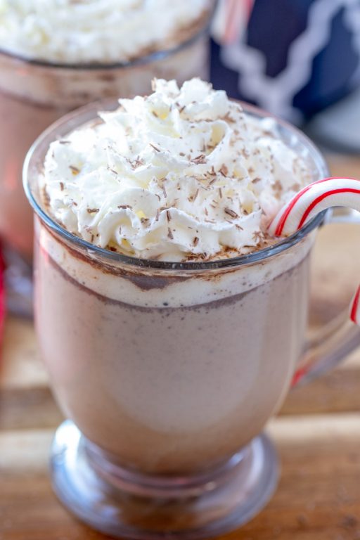 Quick and easy Slow Cooker Peppermint Mochas: a great hot drink recipe to serve at a holiday or winter party & an absolute must-try for this time of year! Throw it all in your crock pot & it's ready in 2 hours!