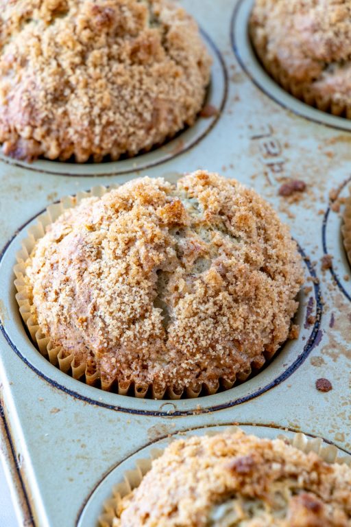 Easy Banana Crumb Muffins recipe: make these for a breakfast dish, brunch dish to pass, Easter brunch recipe idea, dessert or just because! The brown sugar crumb topping is the best part!