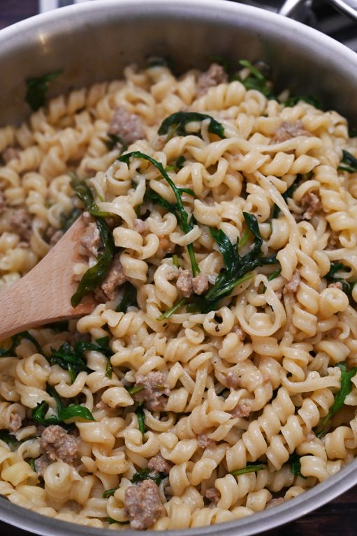 One Pot Hamburger Stroganoff recipe is an easy weeknight meal with ground beef and pasta that is on the table in less than 30 minutes!