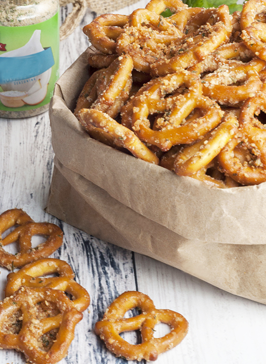 How to make kid-friendly Buttery Garlic Ranch Pretzels: seasoned pretzels for game day, a party,of after school snack for the family!