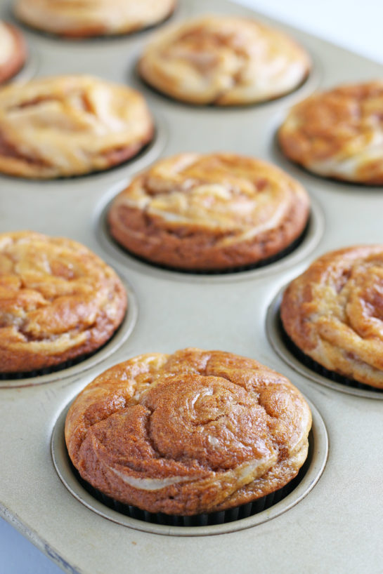 Pumpkin Cream Cheese Muffins opskrift er en velsmagende godbid til snacking, morgenmad og meget mere. Disse græskar flødeost hvirvel muffins er nemme at lave så godt! 