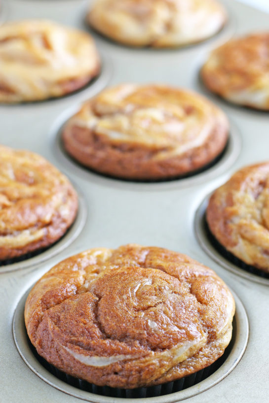  az egyszerű Tökkrémsajtos muffinok ízletes csemegék a nassoláshoz, a reggelihez és még sok máshoz. Ezeket a tök krémsajt örvény muffinokat könnyű elkészíteni őszi, karácsonyi vagy hálaadási desszertként! 