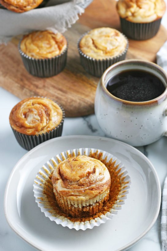  I muffin alla crema di zucca sono un gustoso trattamento per spuntini, colazione e altro ancora. Questi muffin di zucca crema di formaggio turbinio sono facili da fare pure! 