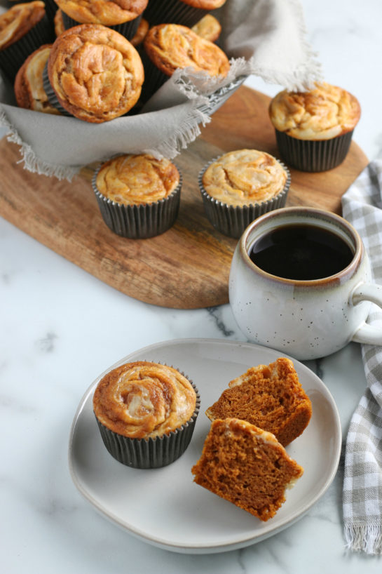  a sütőtök krémsajtos muffin ízletes csemege a nassoláshoz, a reggelihez és még sok máshoz. Ezeket a tök krémsajt örvény muffinokat könnyű elkészíteni eséshez, Halloween vagy hálaadás desszert! 