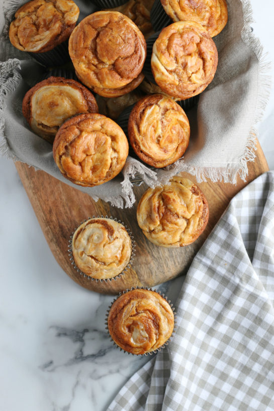  tök krémsajt muffin egy ízletes élvezet a nassolás, reggeli, és így tovább. Ezeket a tök krémsajt örvény muffinokat könnyű elkészíteni őszi vagy hálaadási desszertként! 
