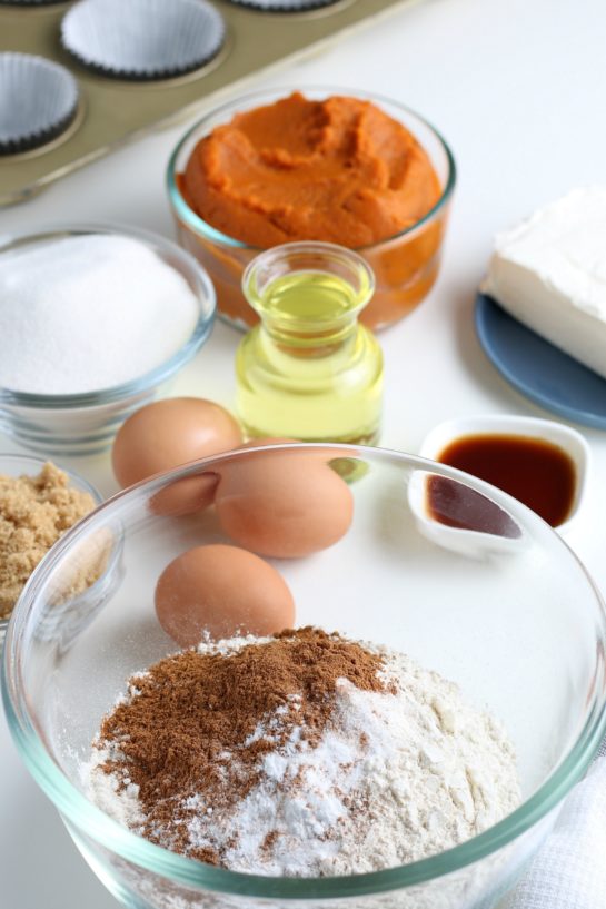 tilføjelse af de tørre ingredienser, der er nødvendige til pumpkin cream cheese hvirvel muffins 