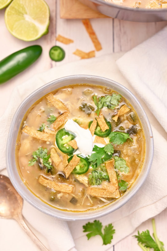 Easy White Chicken Chili recipe flavorful blend of tender chicken, white beans and just enough spice! This is my new favorite chili recipe for a cold winter day!